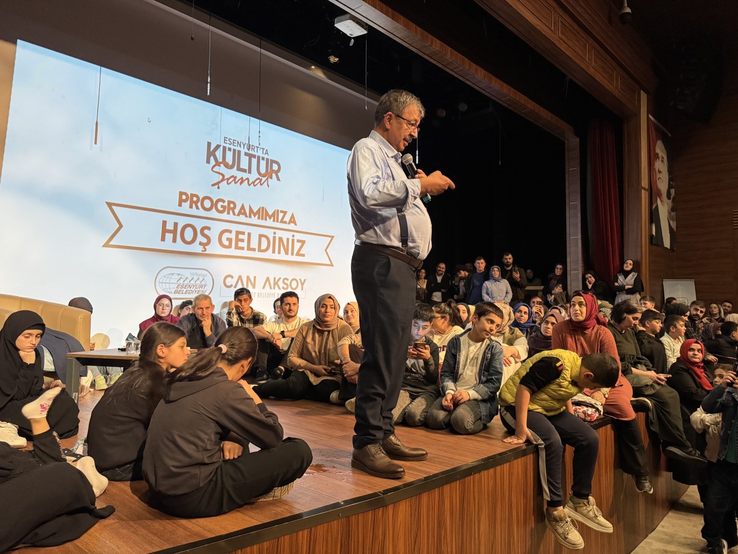 Esenyurt’ta Sanat Dolu Bir Akşam: Hayati İnanç’tan “Hayata Şiirden Bakmak” Söyleşisi...