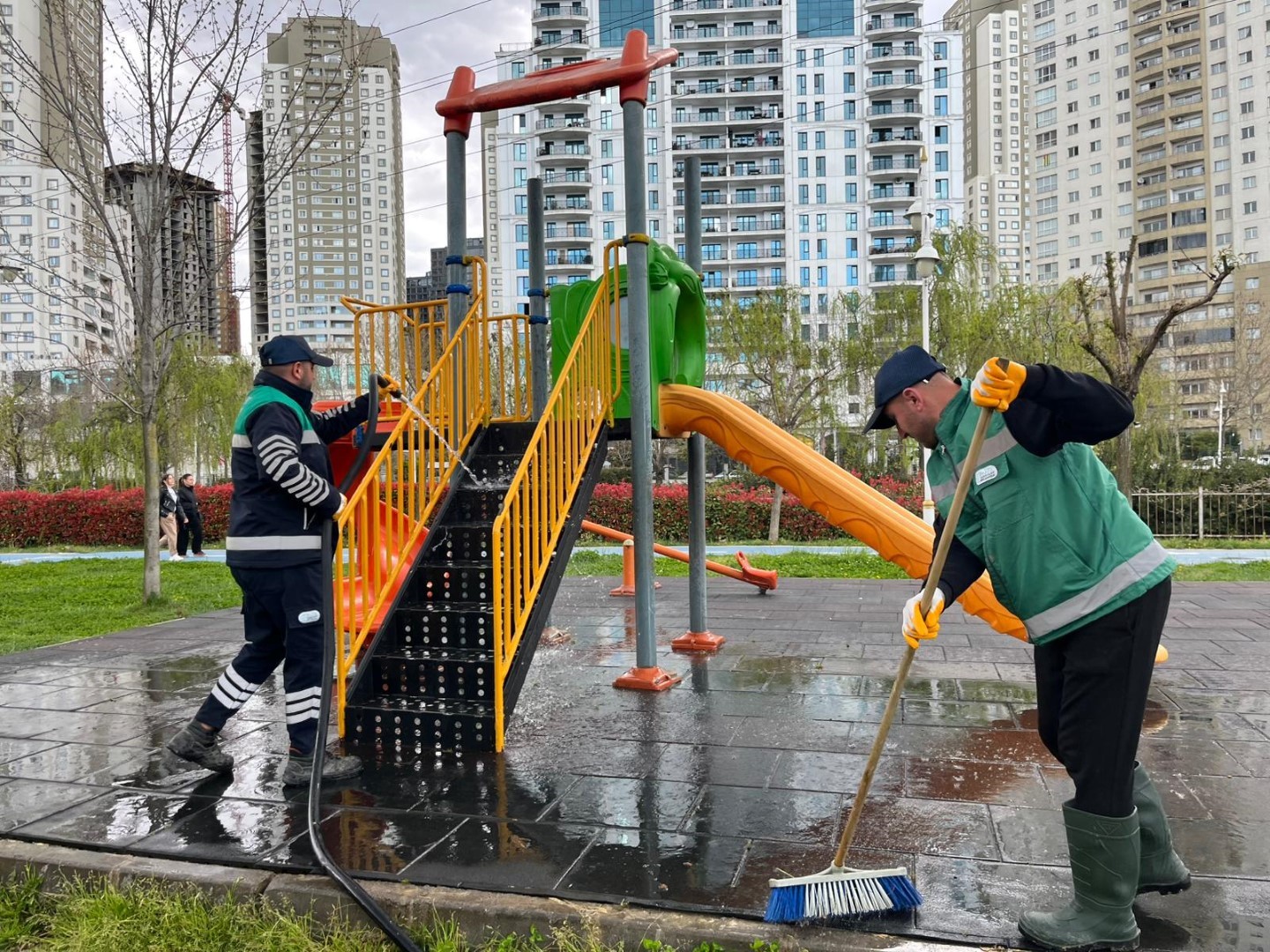 Esenyurt’ta Parklar Bahara Hazır: Bakım ve Onarım Çalışmaları Hız Kazandı Esenyurt Belediyesi’nden Yeşil Alanlara Bahar Dokunuşu 