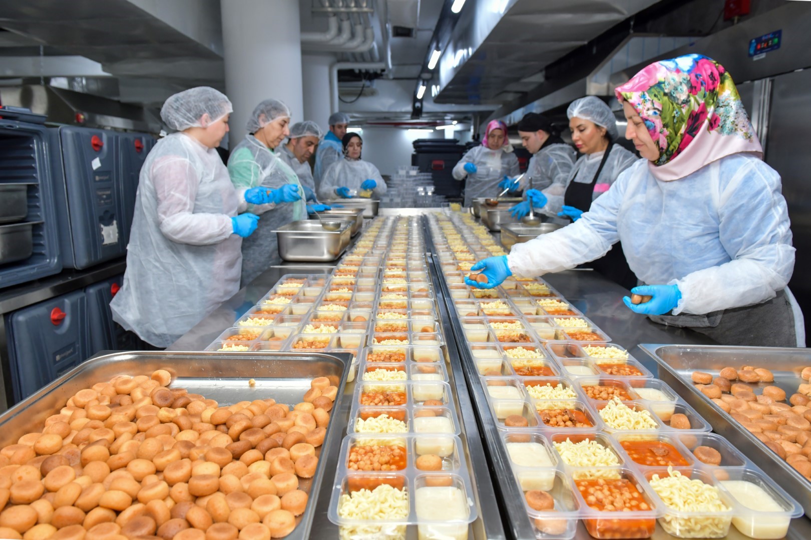 Aşevinde Hazırlanıyor Binlerce Sofraya Ulaşıyor