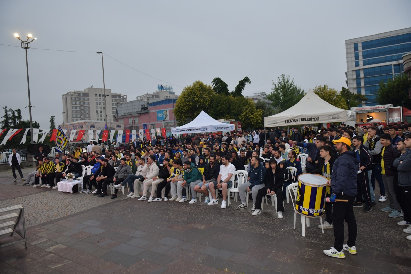 Esenyurt’ta Final Coşkusu: Fenerbahçe Zaferi Dev Ekranda Kutlandı