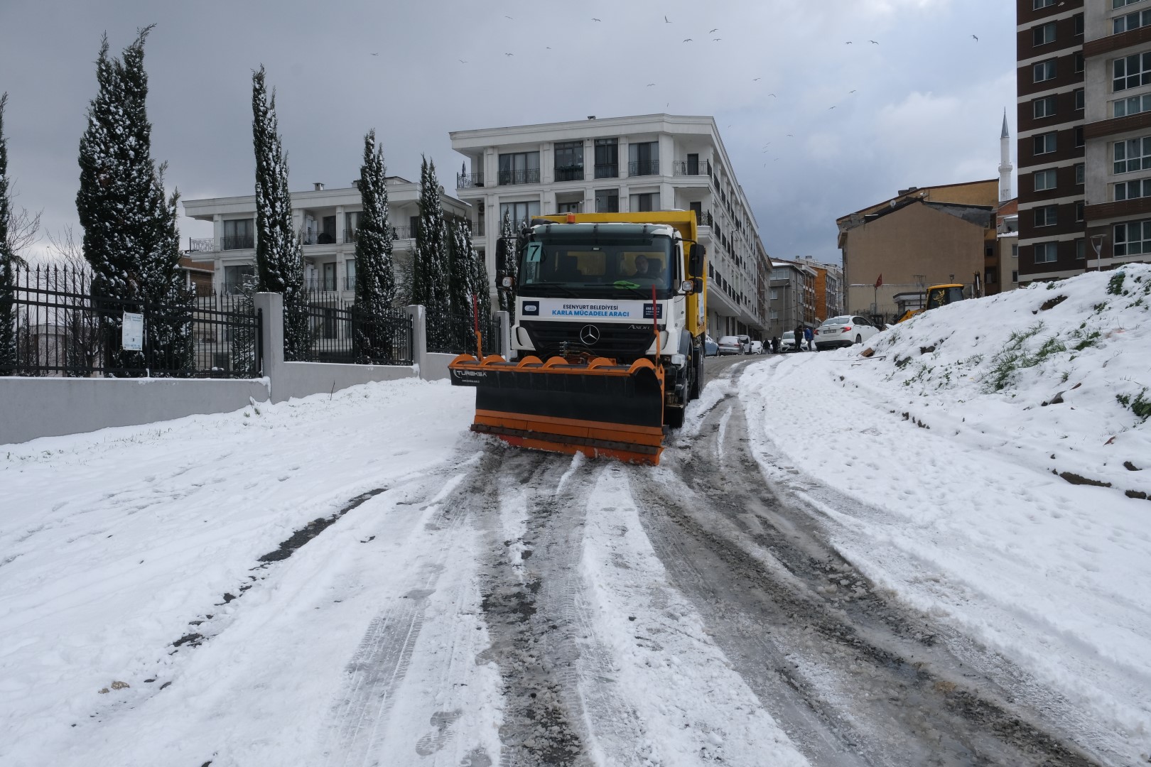 Esenyurt’ta Karla Mücadele Sürüyor